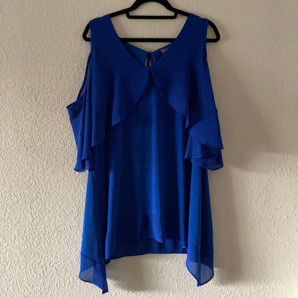 Blue cold shoulder flowy top.